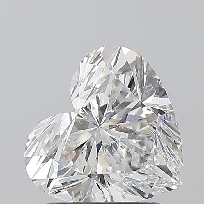Sparkling heart-shaped diamond with brilliant facets, ideal for engagement rings or fine jewelry
